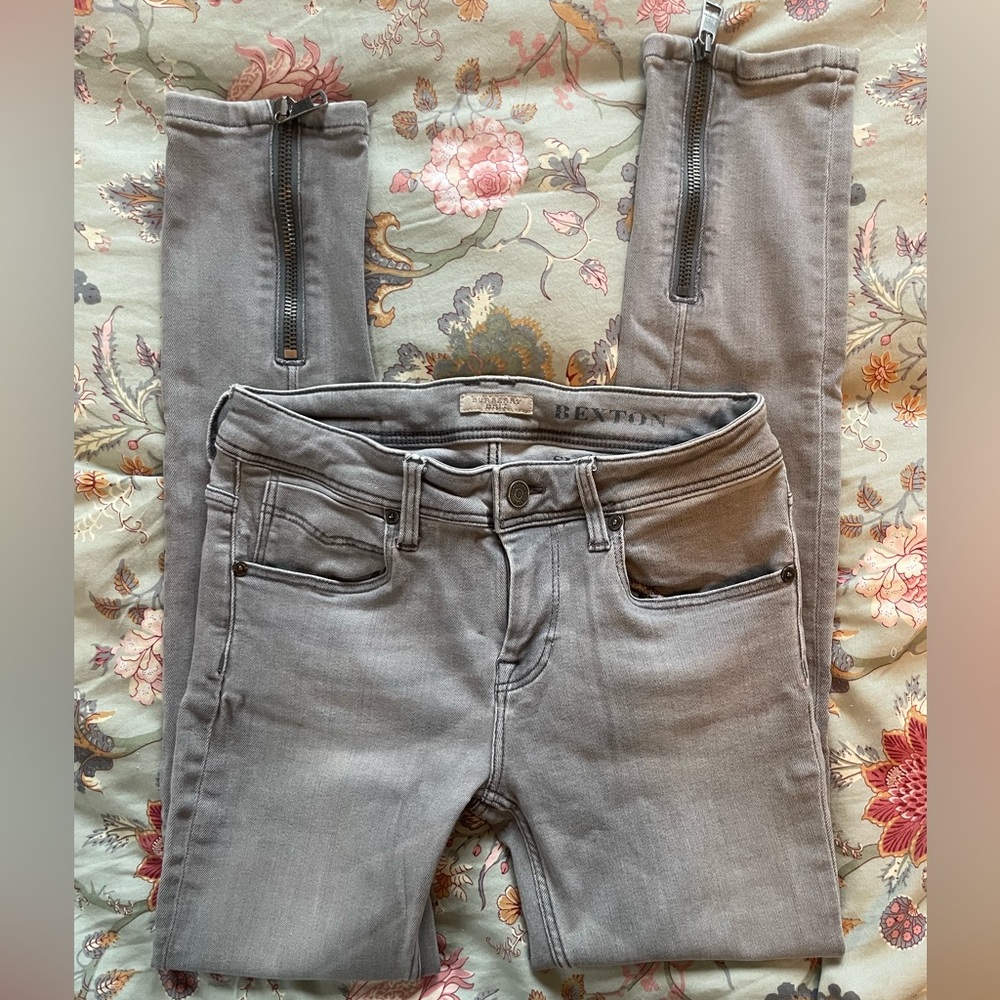 Women’s Bexton Burberry skinny jeans with zippers!